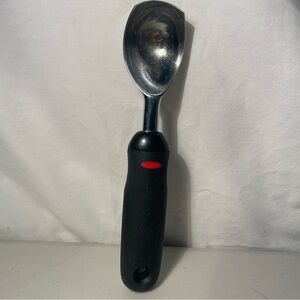 OXO Softwork Stainless Steel Ice Cream Scoop w/ Black Handle & flat edge 
100GW
